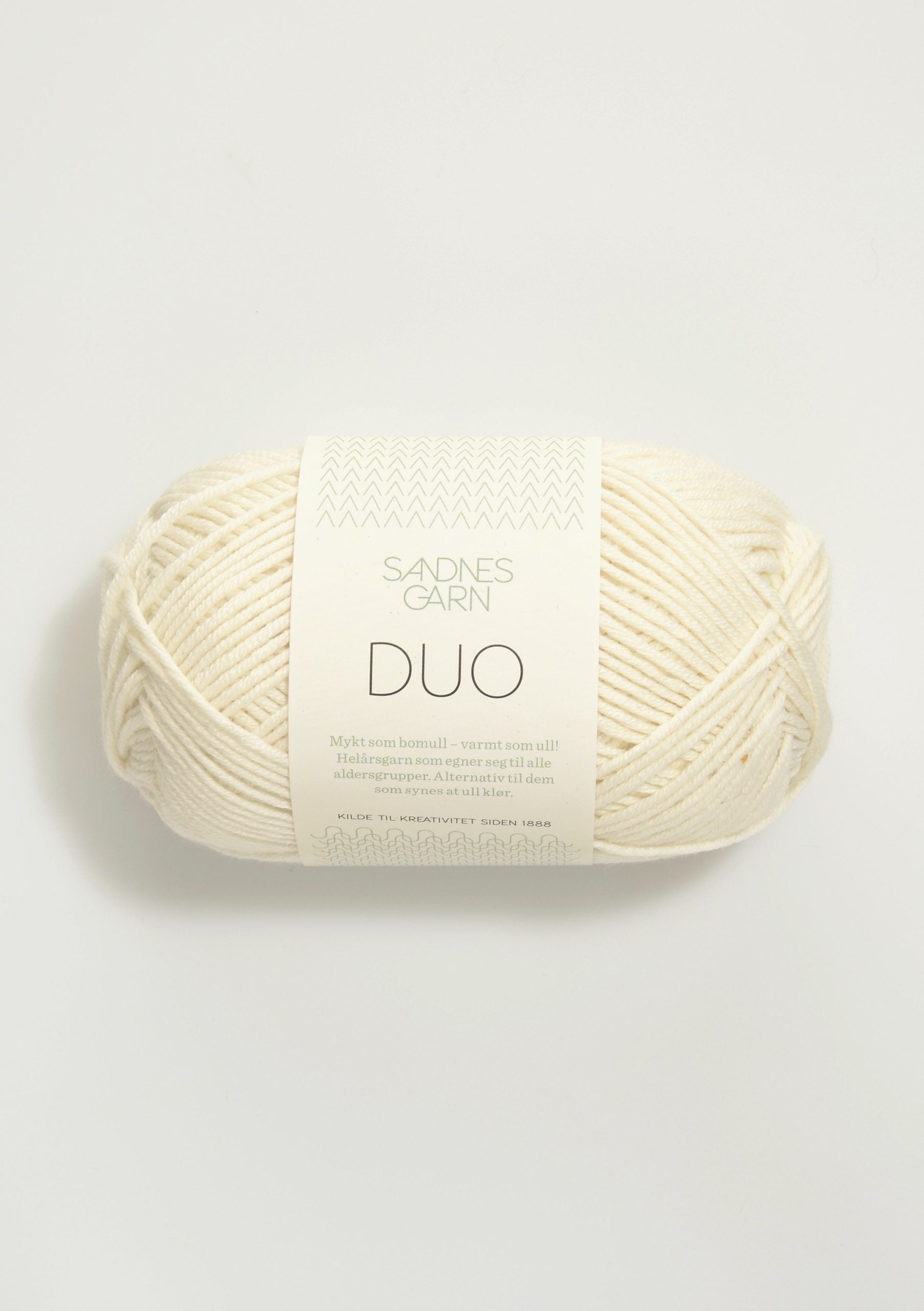 Ball of creamy white yarn with 'Saunders Garn Duo' label on a light gray background