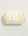 Ball of creamy white yarn with 'Saunders Garn Duo' label on a light gray background